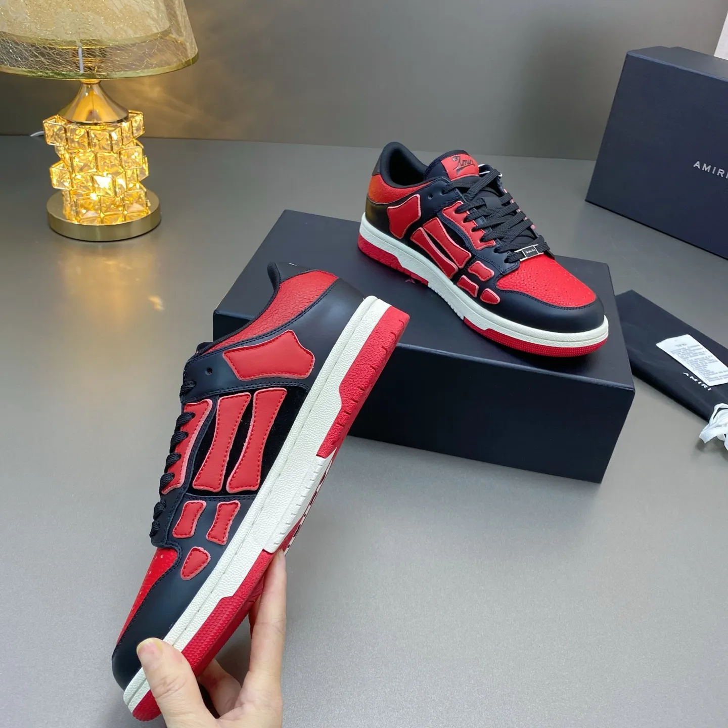 p580🐮🐮AMIRI Couple Style👑 The latest The Pacific Series Couple Style💀🦴Bone Stars Casual Sports Shoes Skateboard Shoes✔️ AMIRI's Pacific shoes are a sneaker that combines luxury and street style. Many celebrities and Internet celebrities have the same style. Its design and workmanship are very exquisite. Made of high-grade cow leather, soft to the touch and highly durable. 💎Fabrics: Original custom imported first-layer cowhide 💎Inner lining: Original customized breathable mesh 💎Foot: Original injection molded one-piece, comfortable, wear-resistant and not tiring for feet 💎Outsole: Original 1:1 molded three-color sole Original outsole 💎Sole thickness: 3CM 💎Size: Female 35-40 Male 39-46 💎Price; Top version 👑Special remarks Remark: (Female size 34 40 . Men's sizes 38 45 46 are customized and cannot be returned or exchanged. Please note when ordering! Thank you🤝🤝